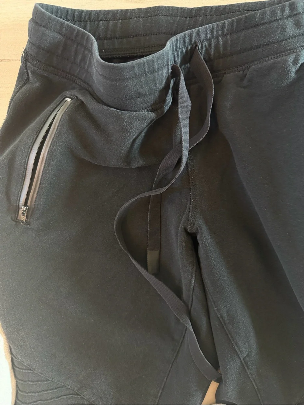 ALO Yoga women’s  Black Ribbed Knee Joggers with Zippered Pockets